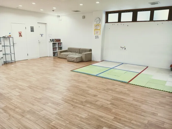 動的活動、静的活動ができるようマットで区分けをしています